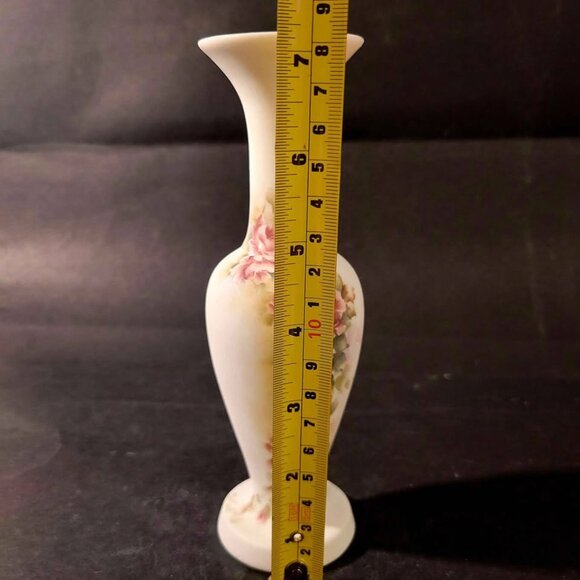 Fenton Custard Satin Glass Bud Vase Signed By Artist - Picture 6 of 7